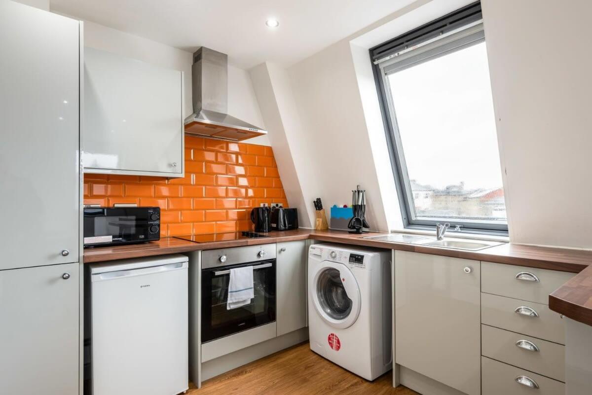 Modern 1 Bed Budget Apartment In Central Халифакс Екстериор снимка